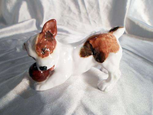 Royal Doulton - Character dog with ball HN1103- A magnificent piece!! Low price!